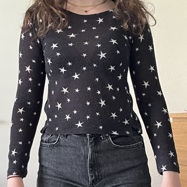 schwarzer Pullover mit Sternen