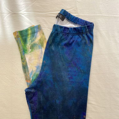 Leggings realizzati in modo sostenibile con opera d'arte