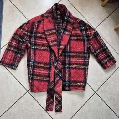 Cappotto corto a quadri con cintura annodata