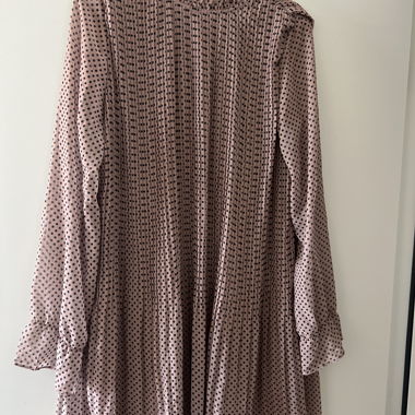 Süsses geflecktes Kleid