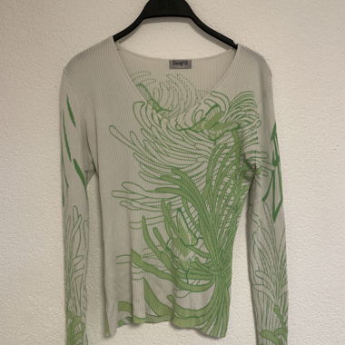 ZhongYisi Long-Sleeve T-Shirt