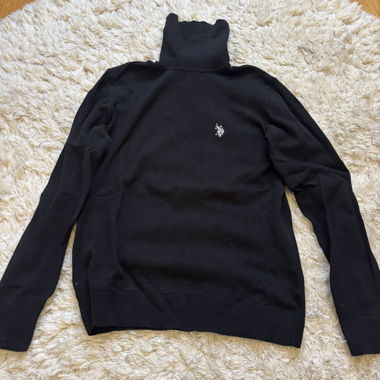 Schwarzer Rollkragen-Polo-Pullover