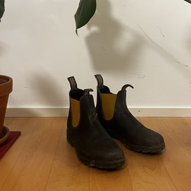 Braune Blundstone-Stiefeletten mit gelbem Gummi