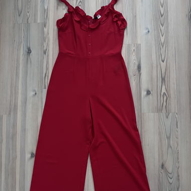 Roter Overall mit Rueschen