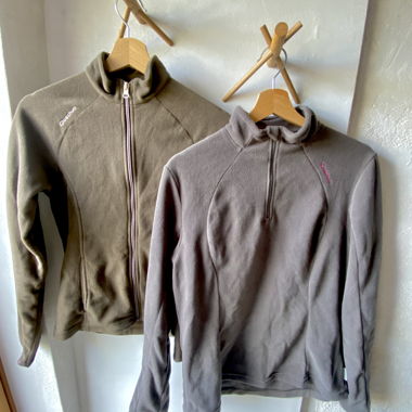 Satz von 2 hübschen Quechua-Fleecejacken braun XS und L