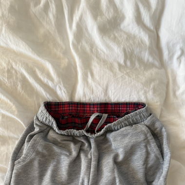 trainerhose/ jogginghose mit rotem Bund