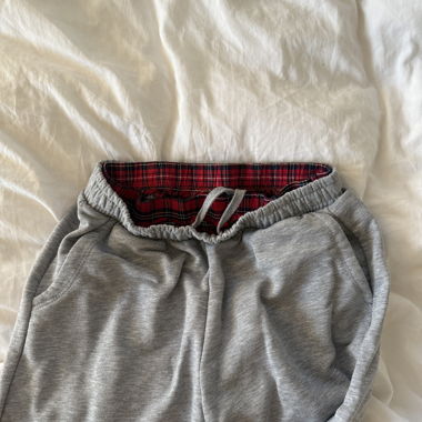 trainerhose/ jogginghose mit rotem Bund
