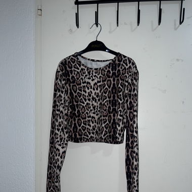 Zweiteiliges Set Crop-Top und passende Schlaghose