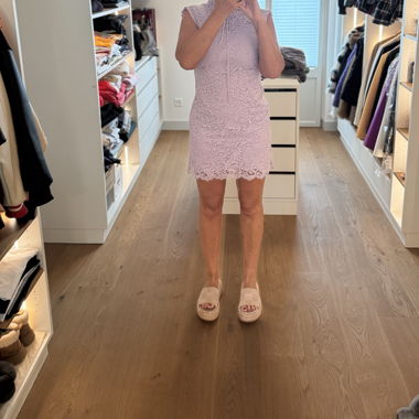 Robe en dentelle couleur lavande
