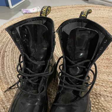 Schwarze Dr Martens Lack 40