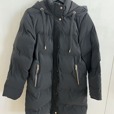 ZARA schwarze Stepp-Winterjacke mit Kapuze