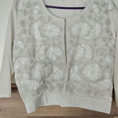 Veste blanche avec des paillettes