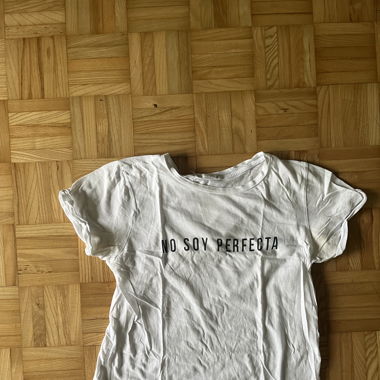 Zwei weisse Tshirts mit Aufschrift