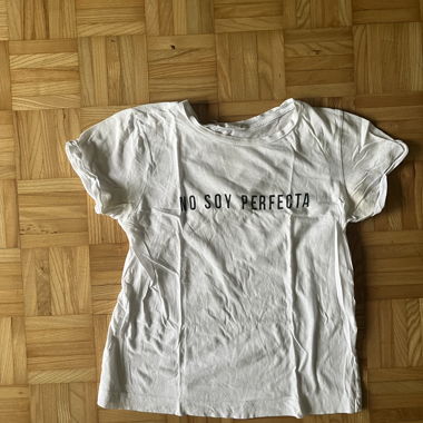 Zwei weisse Tshirts mit Aufschrift