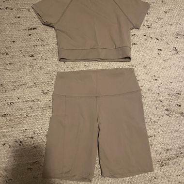 Completo sportivo beige