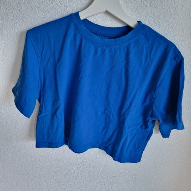 T-shirt mit selbstgemachter Stickerei