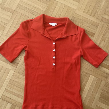 Top rosso a coste con bottoni