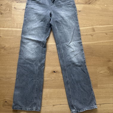 Graue Jeans