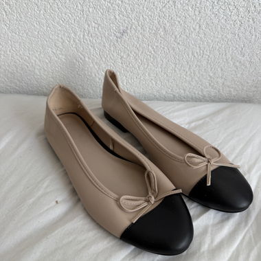 Beige black toe flats