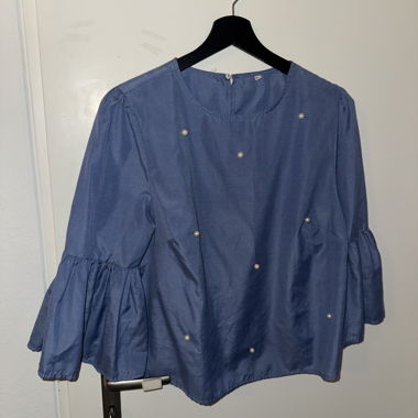 Blaue Bluse mit Perlen und Volantärmeln