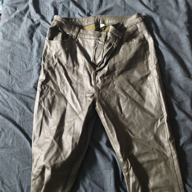 Pantalon brun/vert en simili cuir
