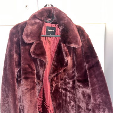 Bordeauxrote Jacke