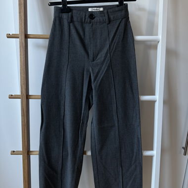 Pantaloni grigi a gamba dritta