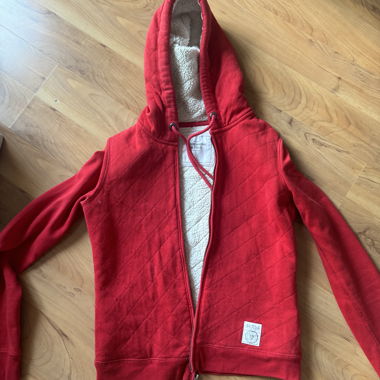 Gilet zippé rouge à capuche avec doublure peluche 
