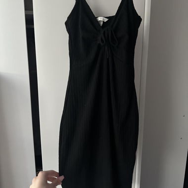Robe noire à fines bretelles