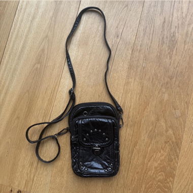 schwarze kleine Ledertasche