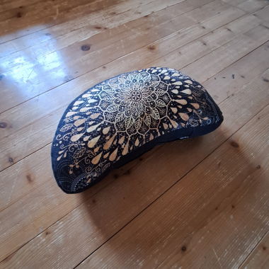 Coussin de méditation en forme de croissant