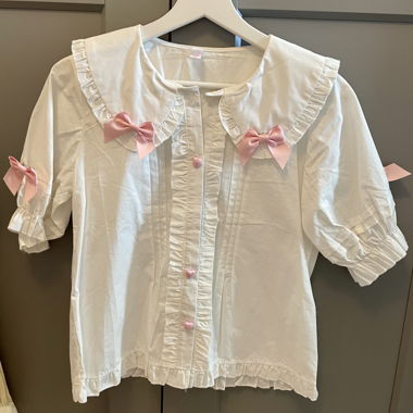 Weisse Bluse mit Volants