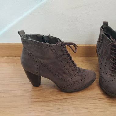 Chaussures à talons et lacets brunes