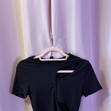 t shirt noir à trous