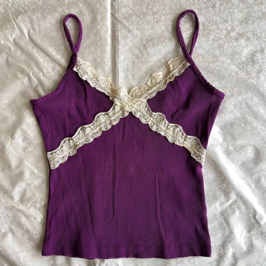 “Elma” top cami viola con bordo in pizzo