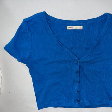 blaues top mit knöpfen