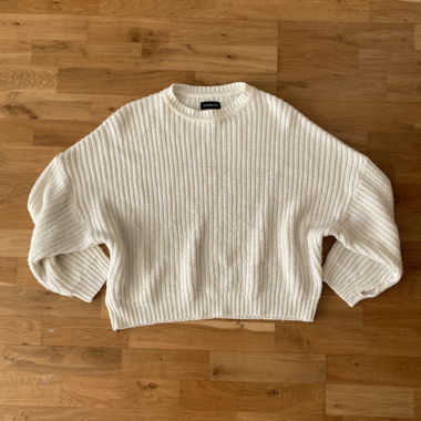 Weisser Strickpullover