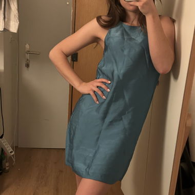 Blaues Aermelloses Satin-Kleid