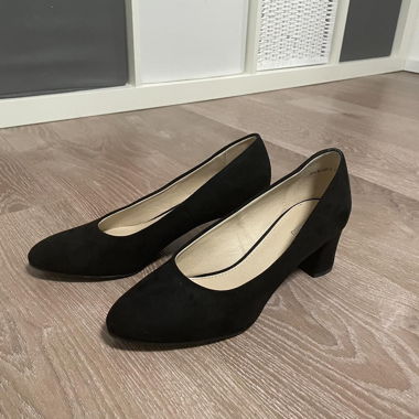 Schwarze Schuhe mit Absatz