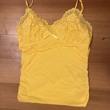 Gelbes Spitzen-Top