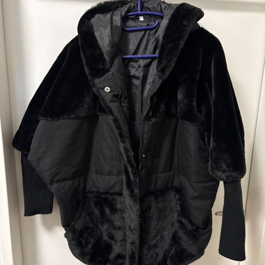 Schwarze Pelzjacke