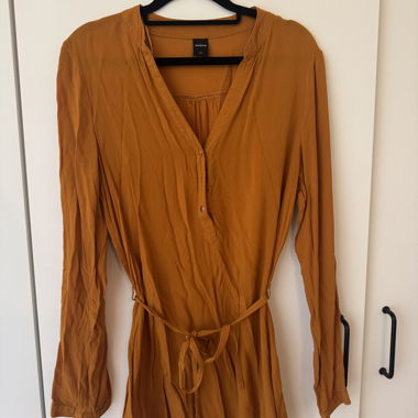 Camicia a maniche lunghe arancione con cintura in vita