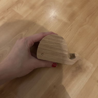 Portacellulare a forma di balena in legno