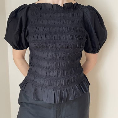 Blusa nera con maniche a palloncino