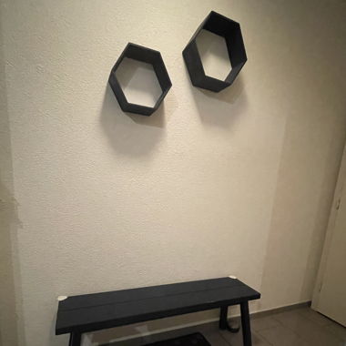 Bank mit zwei kleinen Regalen 