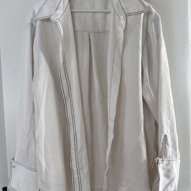 Camicia bianca con cucitura a contrasto nera