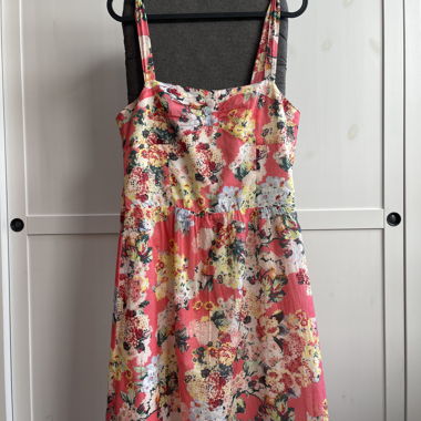 Korallenrote Blumen-Kleid