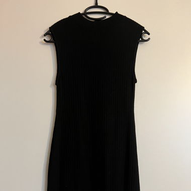 Robe noire avec perles