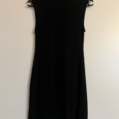Robe noire avec perles