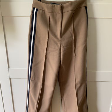 Weite Hose mit Gallonstreifen